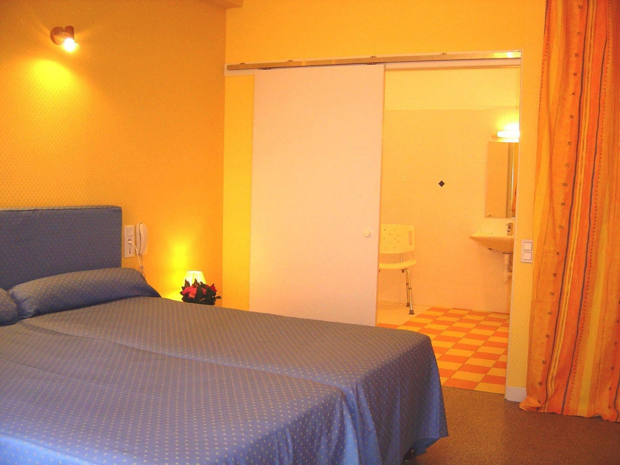 Hotel De Paris Poligny  Bagian luar foto